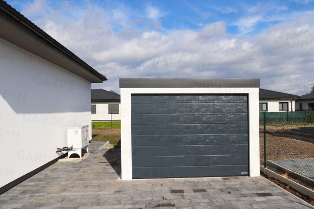 Jednogaráž v bielej omietke s antracitovou strechou