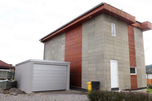 Sivá jednogaráž pri rodinnom dome