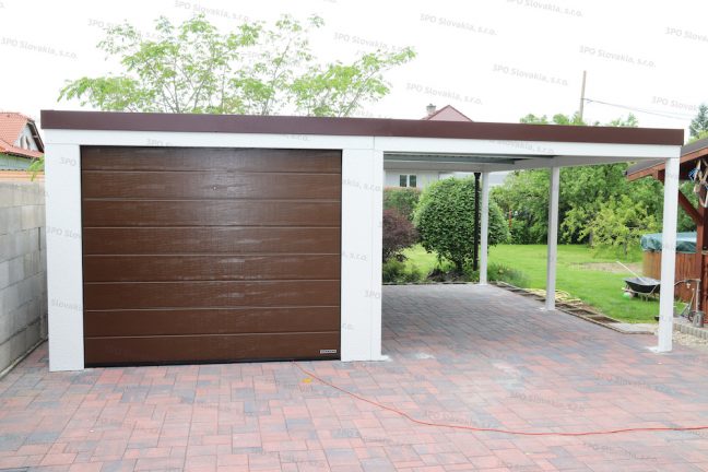 Jednogaráž v bielej omietke so sekcionálnou bránou Hormann v hnedej farbe