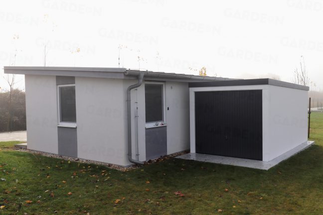 Montovaná garáž GARDEON pri rodinnom dome