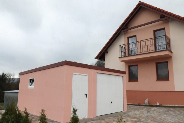 Atypická jednogaráž pri dome v ružovej omietke