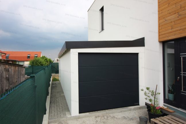 Jednogaráž so spádom na ľavú stranu pri rodinnom dome