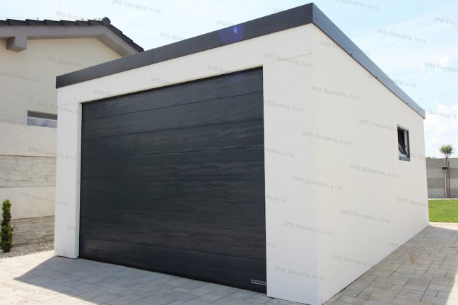 Garáž pre jedno auto v bielej omietke s antracitovou garážovou bránou Hormann