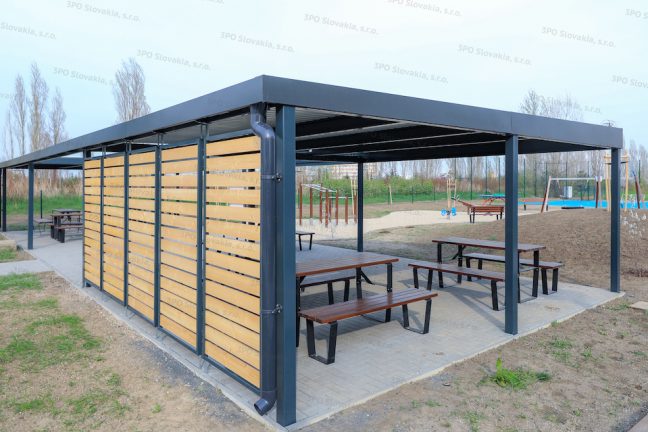 Montovaná pergola v antracitovej farbe a dizajnovými drevenými výplňami