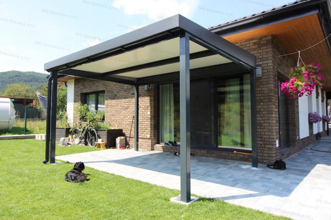 Oceľová pergola GARDEON pri rodinnom dome