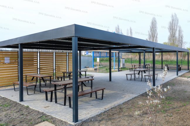 Pergola v antracitovej farbe s dreveným posedením