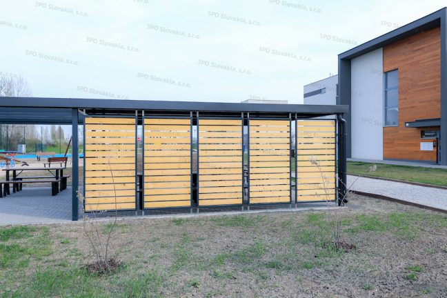 Montovaná pergola s drevenými výplňami na zadnej strane pri rodinnom dome