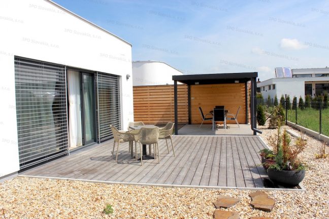 Oceľová pergola GARDEON pri rodinnom dome s bielou omietkou