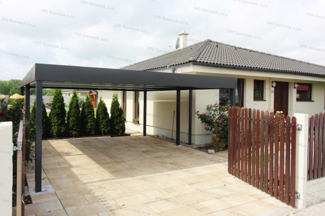 Prístrešok pre dve autá v antracitovej farbe pri rodinnom dome