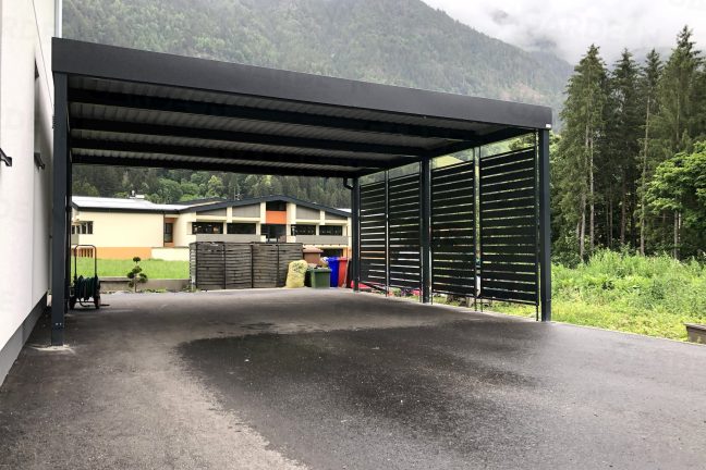 Sivý prístrešok s výplňami na pravej strane