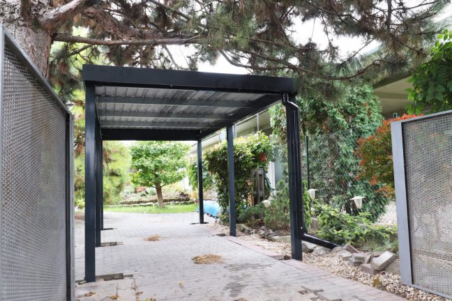 Prístrešok pre jedno auto v antracitovej farbe