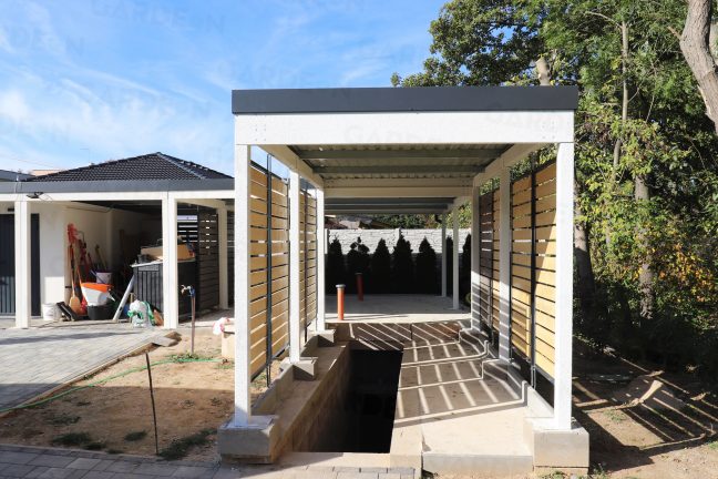 Prístrešok pre jedno auto v bielej omietke