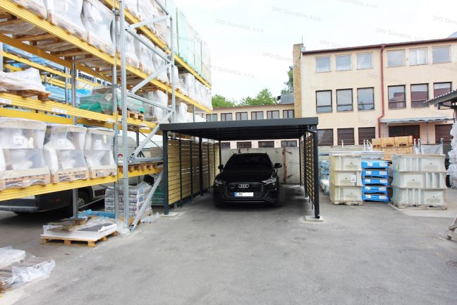 Audi vo vnútri montovaného oceľového prístrešku GARDEON pre jedno auto