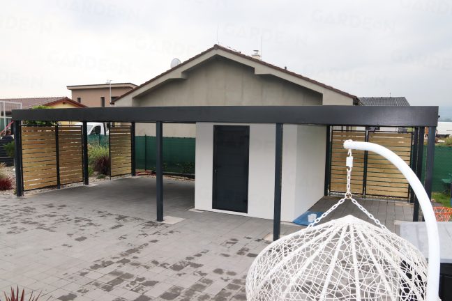 Záhradný domček s prístreškom pre auto na pravej a ľavej strane