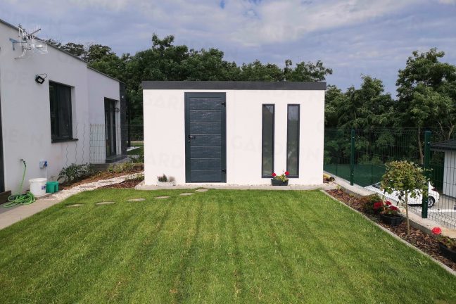 Záhradný domček s dvoma svetlíkmi