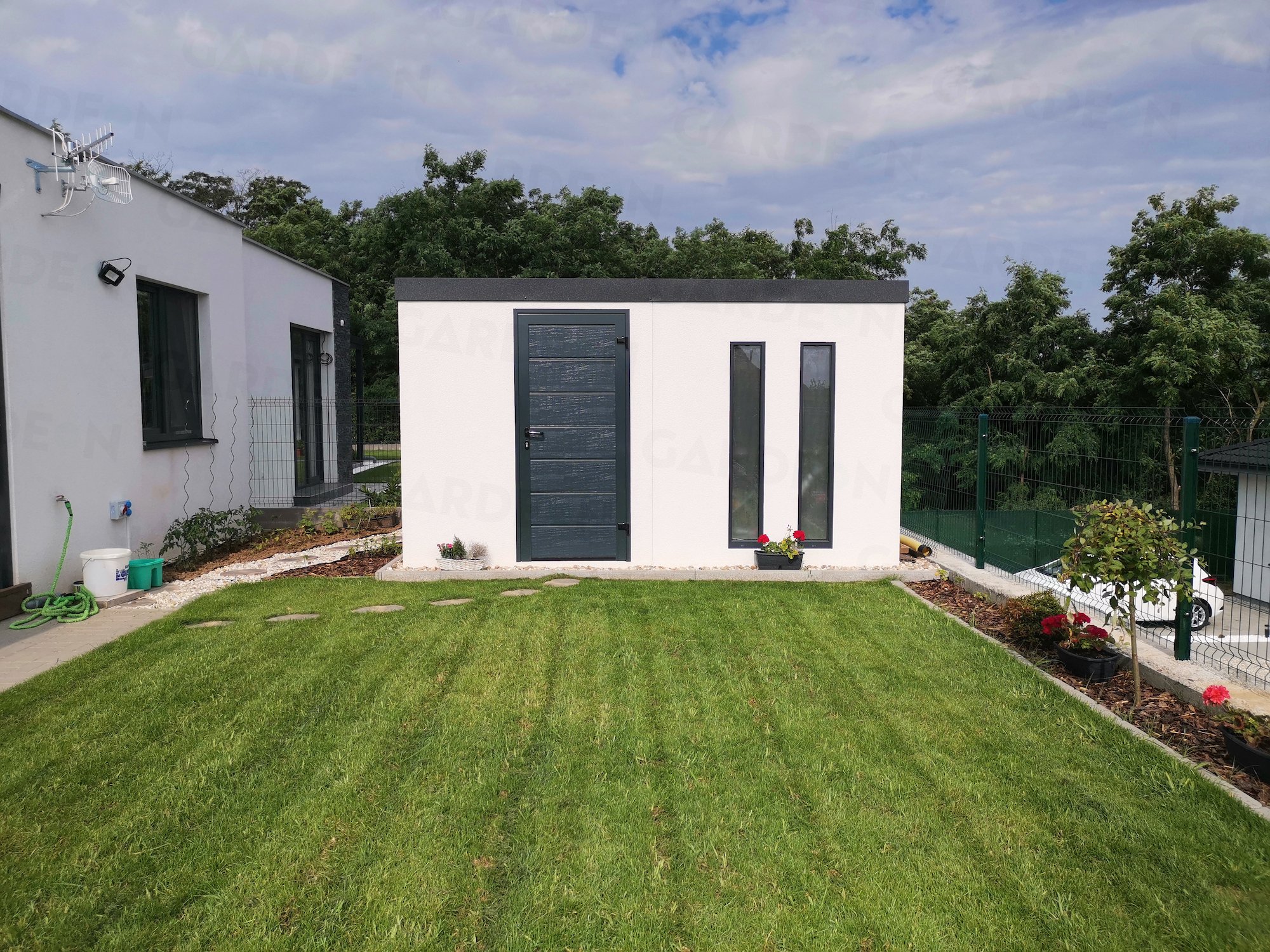 Z&aacute;hradn&yacute; domček s dvoma svetl&iacute;kmi