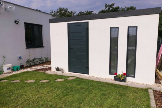 Záhradný domček na náradie s dvoma svetlíkmi