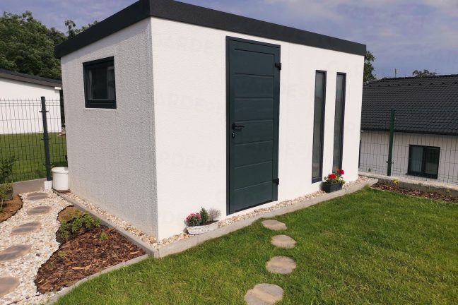 Záhradný domček v bielej omietke s rovnou strechou