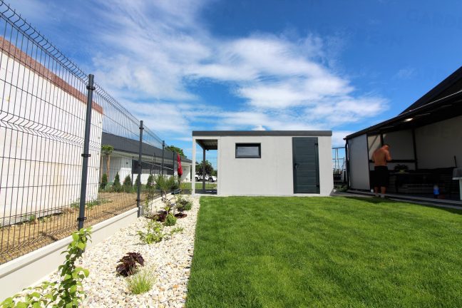 Svetlosivý záhradný domček v záhrade