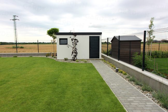 Záhradný domček v bielej omietke na záhrade