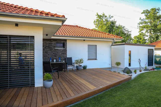 Moderný záhradný domček GARDEON v bielej omietke s antracitovými doplnkami