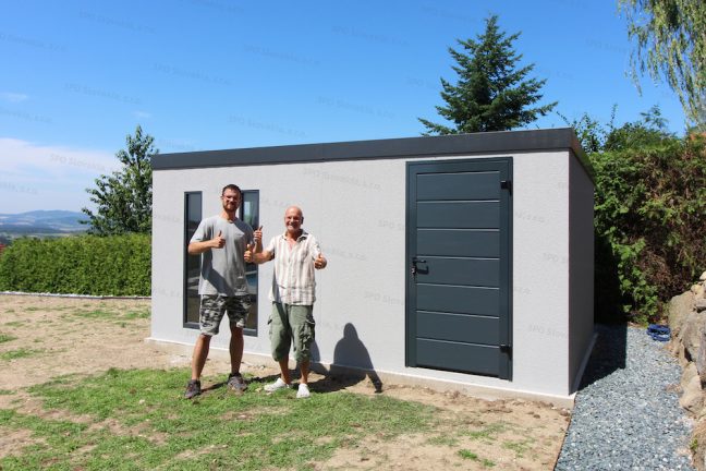 Spokojný zákazník a montážny pracovník pri záhradnom domčeku GARDEON