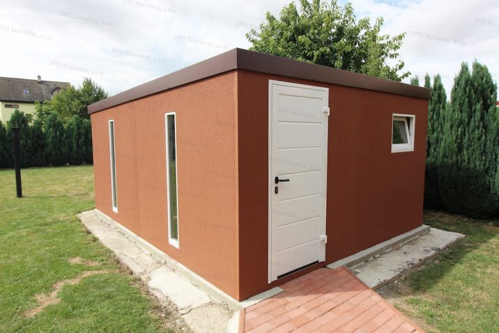 Záhradný domček GARDEON v tehlovej omietke s dverami v bielej farbe