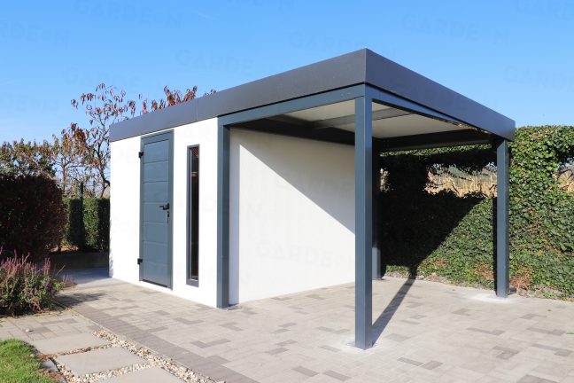 Oceľový záhradný domček v bielej omietke s prístreškom