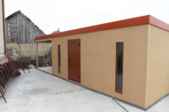 Atypický záhradný domček v béžovej farbe