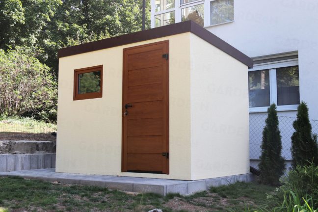Záhradný domček v svetložltej omietke s hnedými dverami