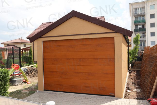 Garáž pre jedno auto so sedlovou strechou v hnedej farbe