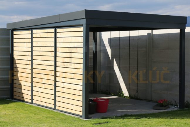 Dizajnová pergola s drevenou výplňou na bočnej strane