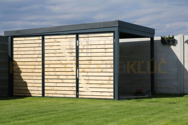 Moderná pergola s drevenou výplňou na záhrade