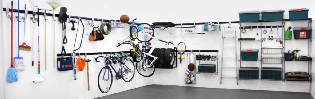 policový systém v garáži