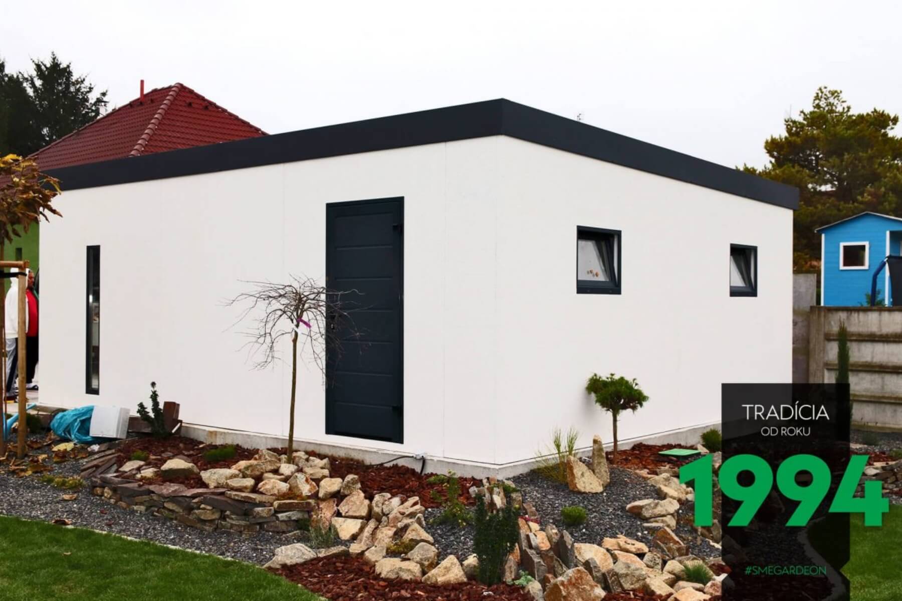 Montovan&aacute; gar&aacute;ž s otvoren&yacute;mi oknami.