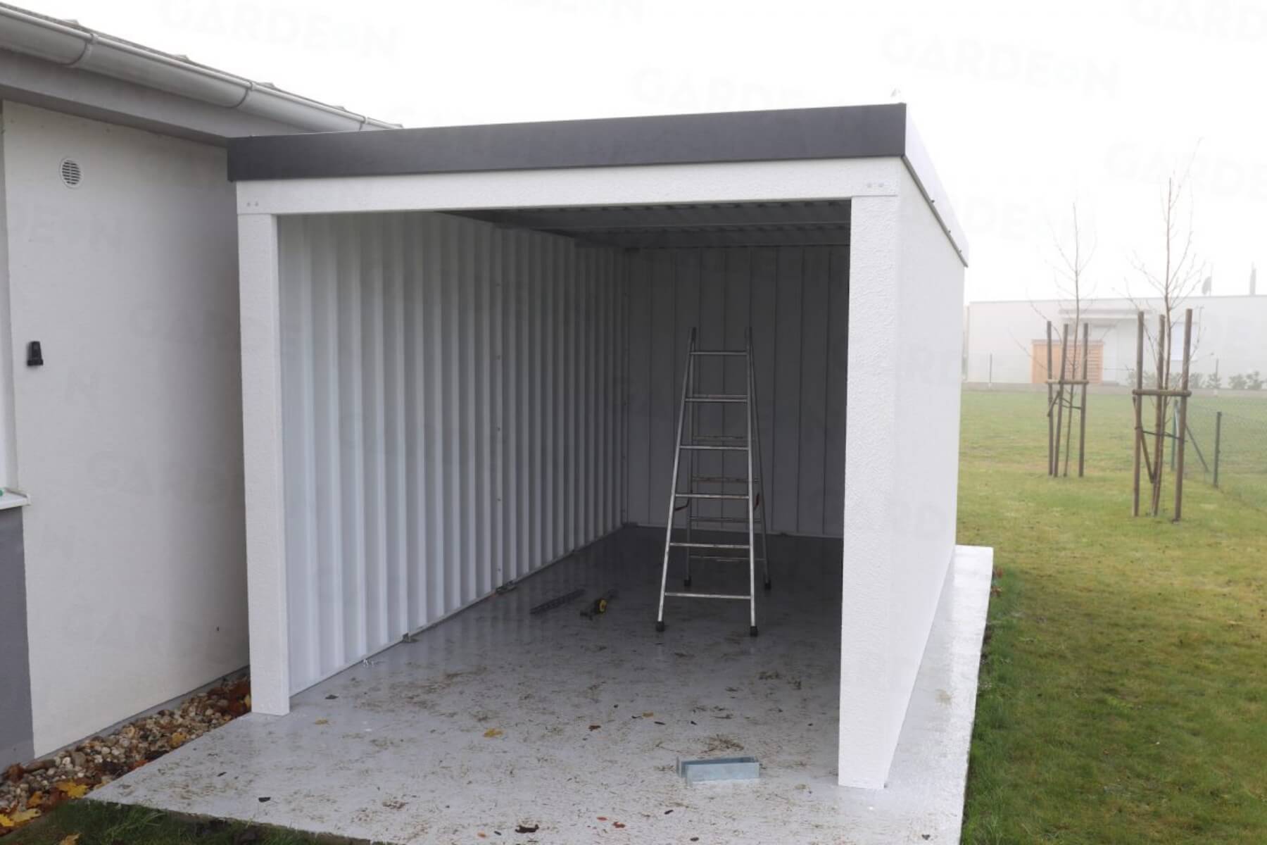 &Scaron;pinav&aacute; podlaha vo vypratanej gar&aacute;ži pre jednou auto.