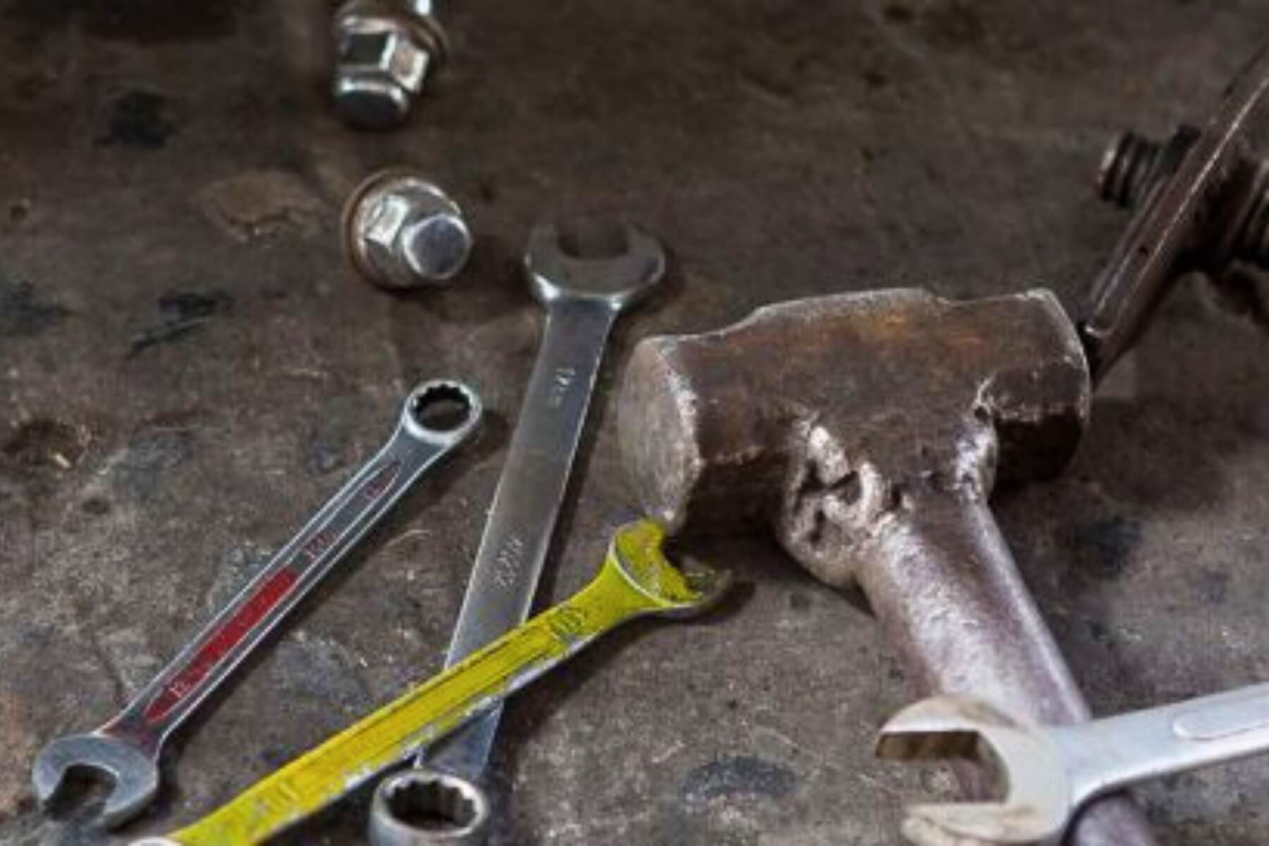 Náradie na podlahe v garáži.