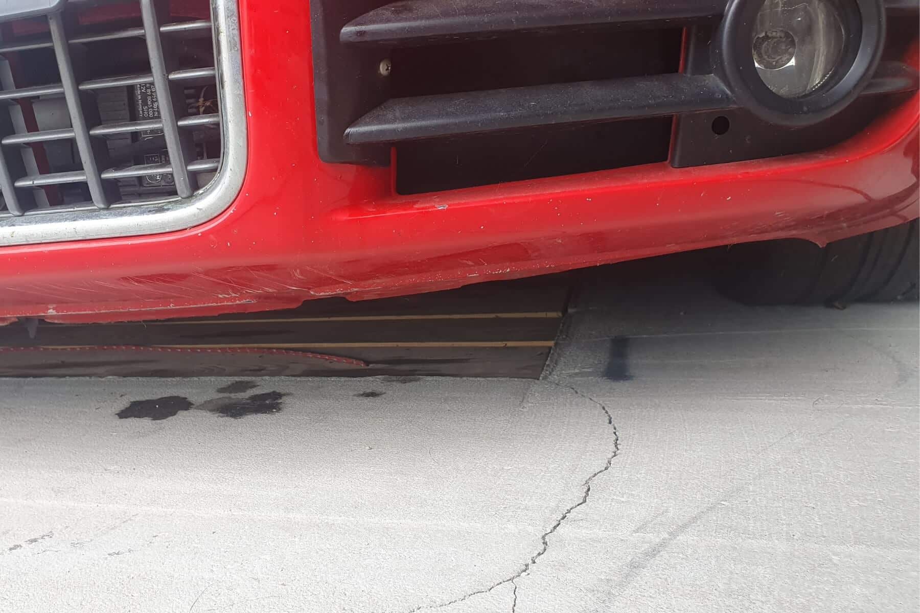 &Scaron;kvrna pod autom v gar&aacute;ži.