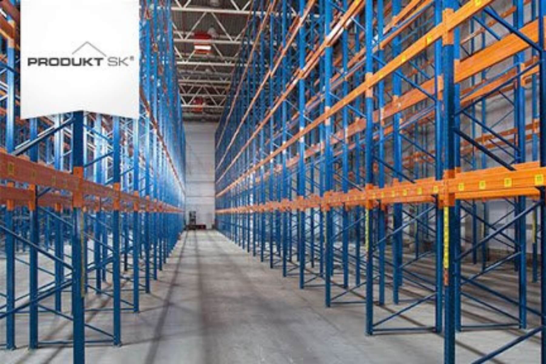 Interiér skladu s montovanými regálmi.