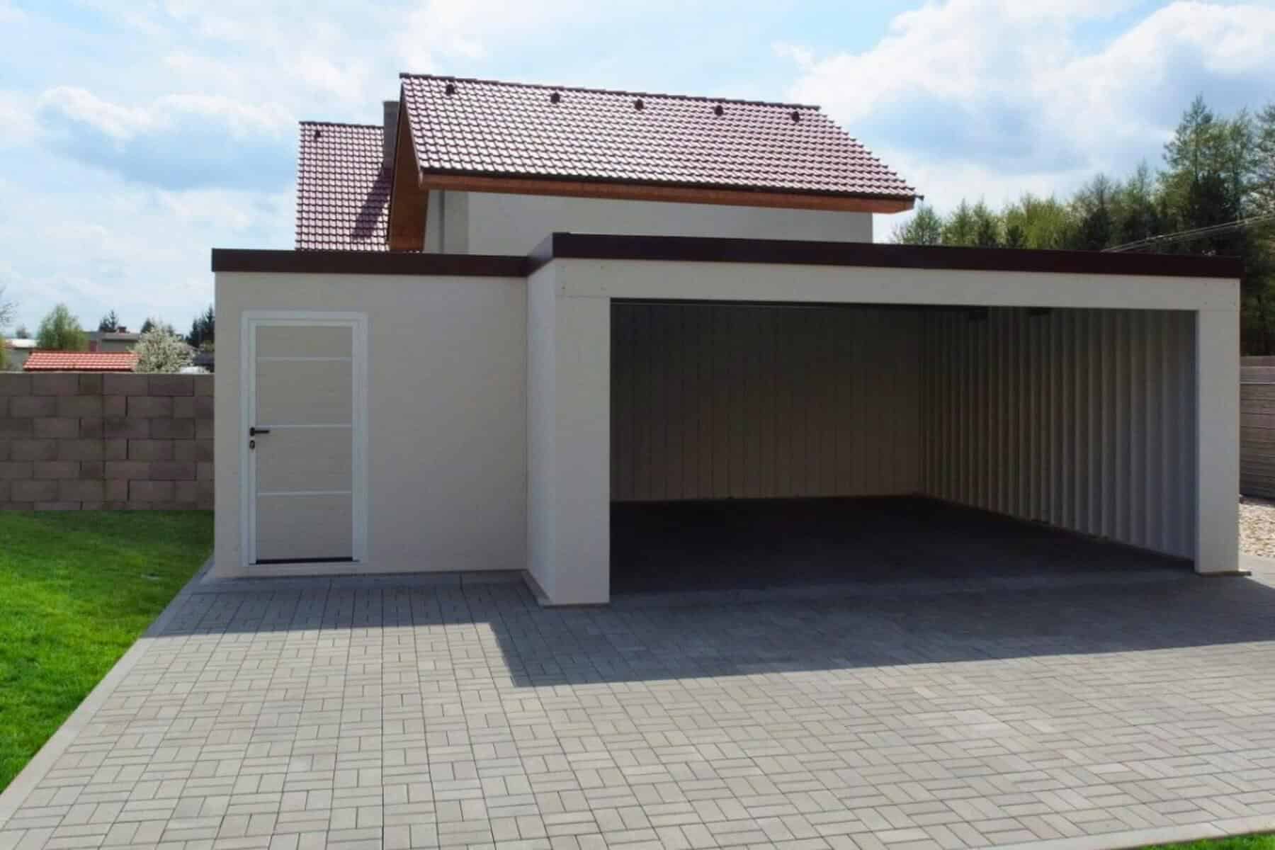 Vypratan&aacute; montovan&aacute; gar&aacute;ž so z&aacute;mkovou dlažbou.