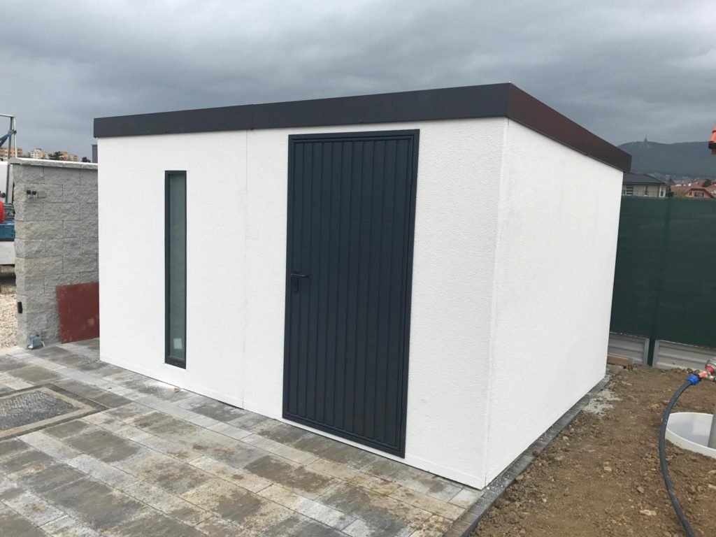 montovan&yacute; z&aacute;hradn&yacute; domček s omietkou