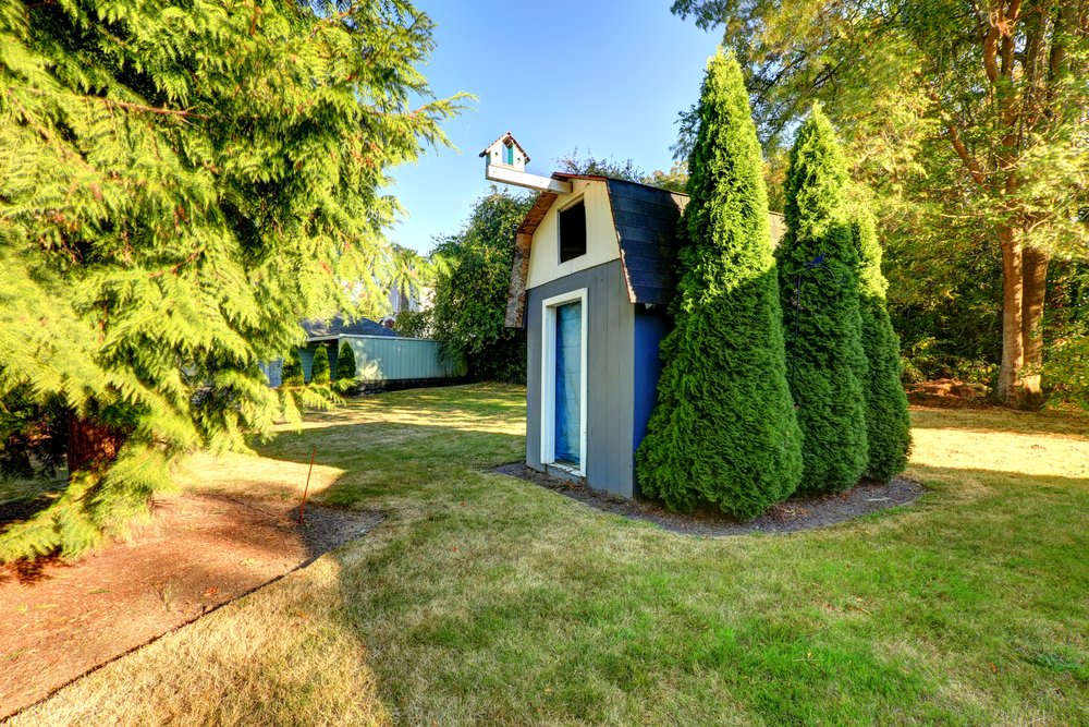 Drevený záhradný domček v záhrade