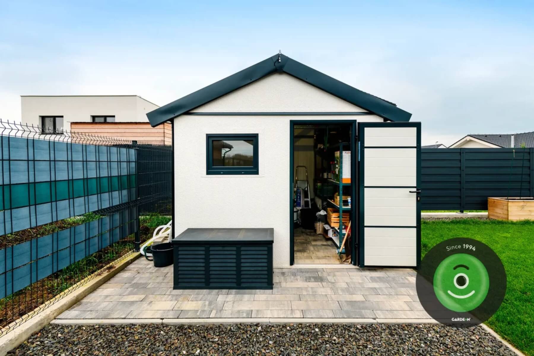 Montovaný záhradný domček v bielej omietke.