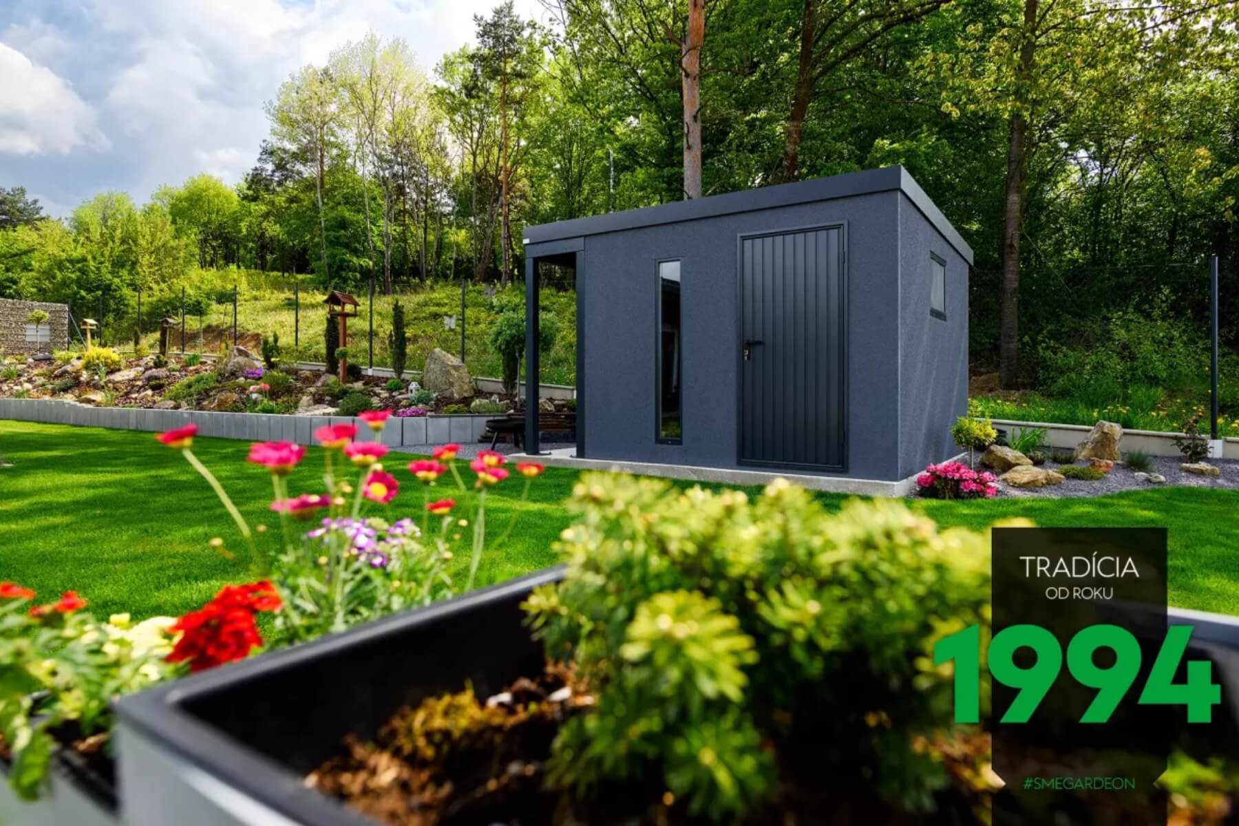 Záhradný domček v antracitovej farbe.