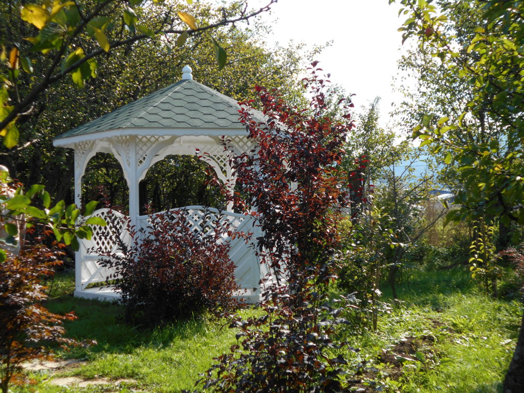 drevený záhradný altánok v bielej farbe