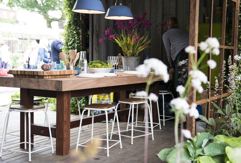 Drevený stôl pod prístreškom