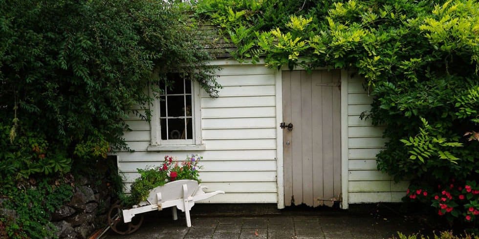 Drevený záhradný domček na náradie v bielej farbe