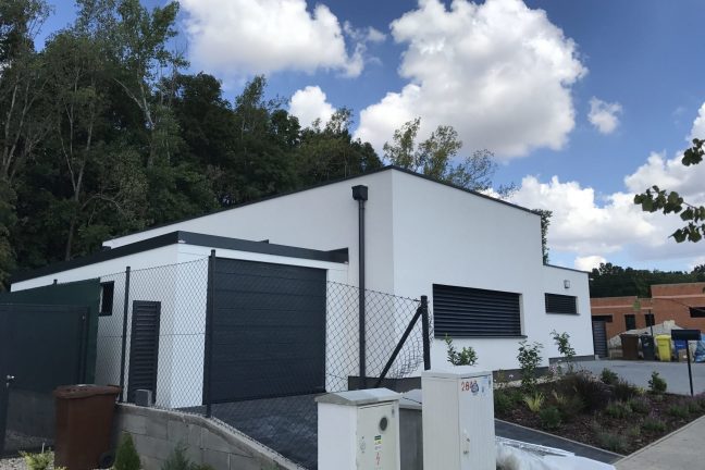 Garáž pre jedno auto pri modernom rodinnom dome