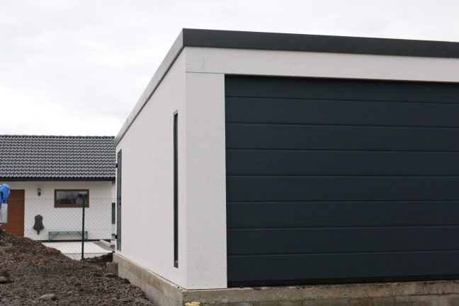 Montovaná garáž pre dve autá s antracitovou bránou Hormann