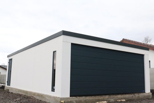Dizajnová garáž pre dva automobily s antracitovou strechou